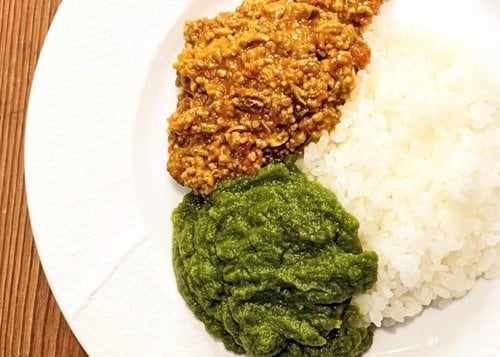 「キーマカレー」（上）と「野菜カレー」（下）