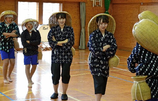 児童に交じって、どじょうすくい踊りを練習するSTU48の吉崎凜子さん(左から3人目)と内海里音さん(同4人目)=安来市清井町、宇賀荘小学校