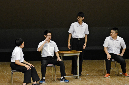 コミュニケーションが取りにくくなった苦労を手話を交えながら演じる鳥取聾学校の生徒=倉吉市駄経寺町、倉吉未来中心