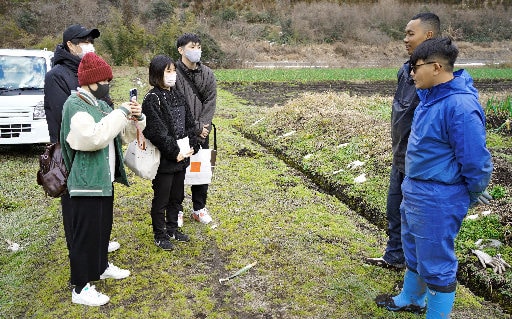 技能実習生（右側）へのインタビューを撮影する追手門学院大生＝島根県美郷町志君