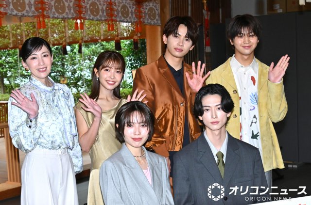 赤城神社で連ドラヒット祈願を行った(上段左から)雛形あきこ、寺本莉緒、草川直弥、藤本洸大(下段左から)秋田汐梨、池田匡志 (C)ORICON NewS inc.