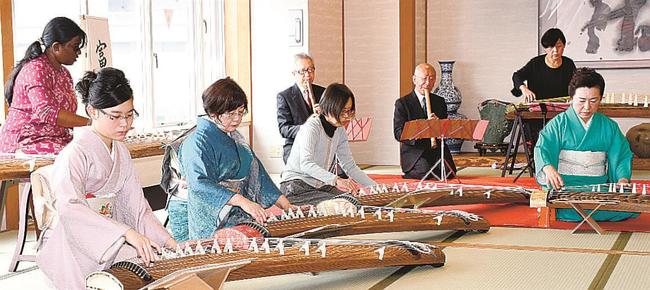 弾き初め会で琴と尺八を奏でる清音会石橋社中のメンバーら＝松江市西茶町、松江ニューアーバンホテル