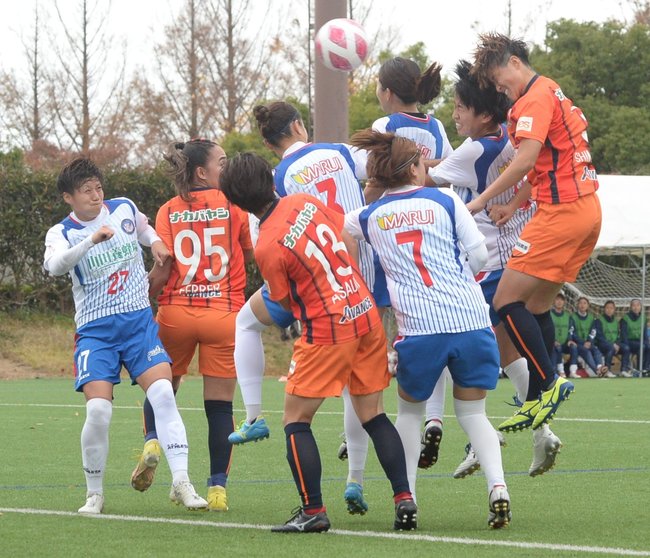 【第２節・ディオッサ出雲ＦＣ｜岡山湯郷Ｂｅｌｌｅ】前半、ディオッサ出雲のＤＦ島村公美子（右端）がコーナーキックを頭で合わせて先制する＝出雲健康公園多目的運動場
