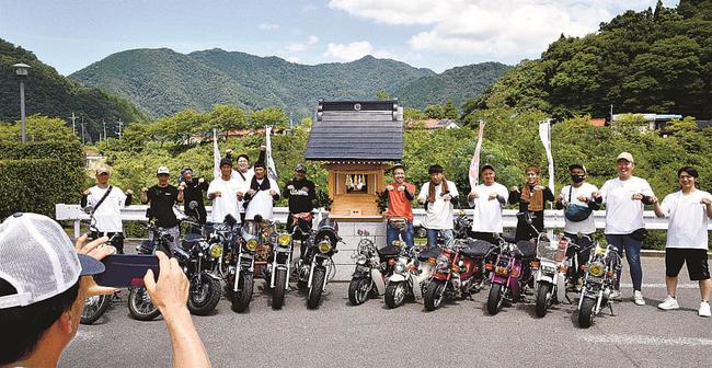 神社前で記念写真を撮るライダー＝江津市桜江町川戸、今井産業本社駐車場
