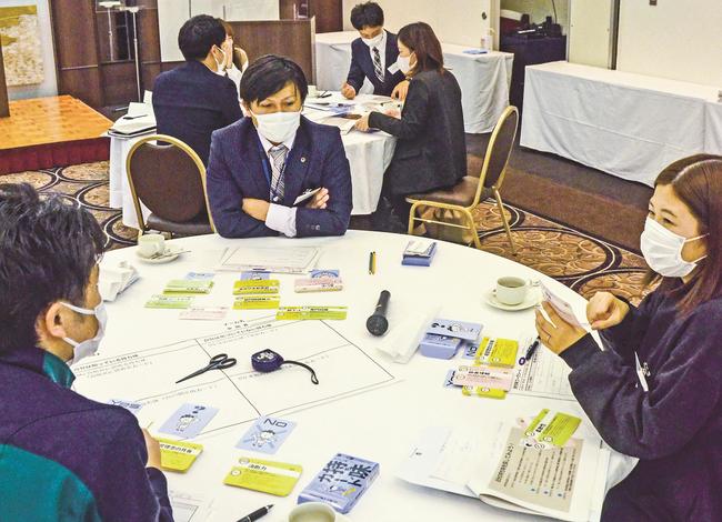 持ち味について班内で話し合うワークショップの参加者＝松江市朝日町、松江エクセルホテル東急