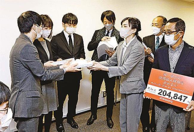 旧統一教会の解散命令請求を求める署名を文化庁に提出する元２世信者ら＝２０２２年12月９日、文部科学省