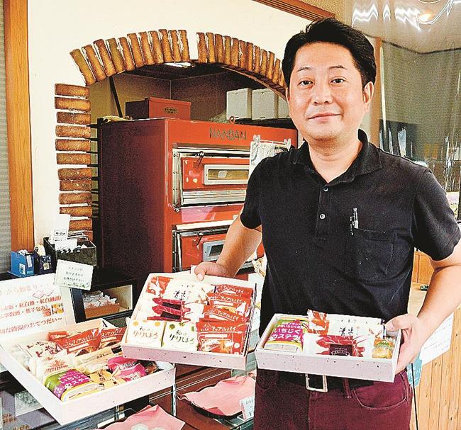 「おたすけセット」を紹介する坂根俊社長＝出雲市多伎町口田儀、井山屋製菓多伎本店