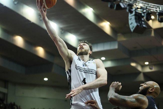 【第２９戦・島根ーＡ千葉】第３クオーター、島根のニック・ケイ（左）がシュートを放つ＝千葉ポートアリーナ