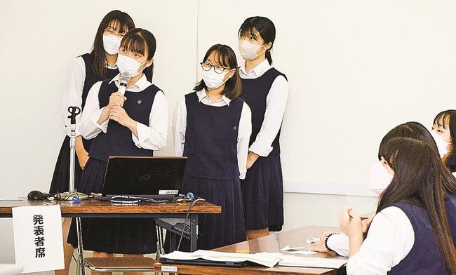 日ごろの探求学習の成果を発表する高校生たち＝松江市殿町、島根県民会館