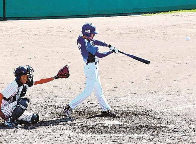 懸命にプレーする選手たち＝江津市嘉久志町、市民球場