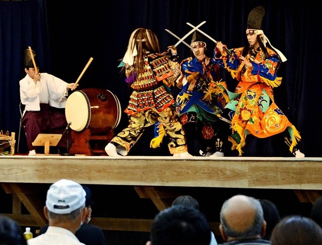 「子持山姥」を披露する矢上高神楽愛好会の会員＝広島県安芸高田市、神楽門前湯治村