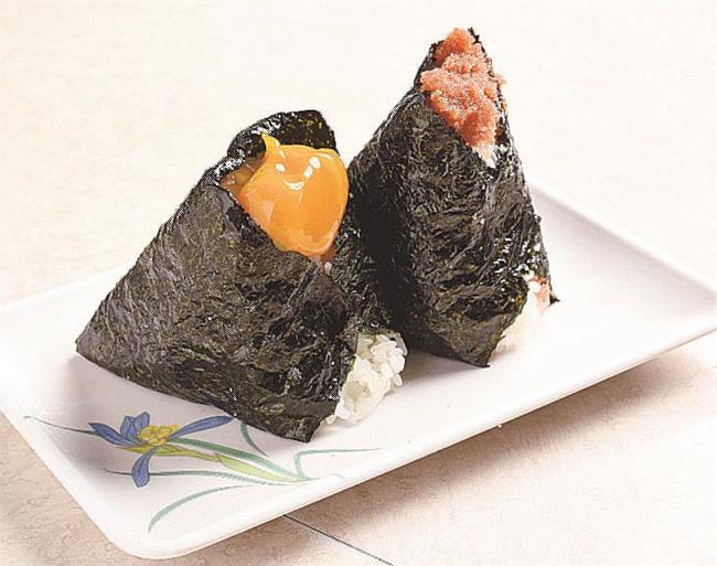 おにぎり専門店「ぼんご」のおにぎり。卵黄のしょうゆ漬け（左）と辛子めんたいこ