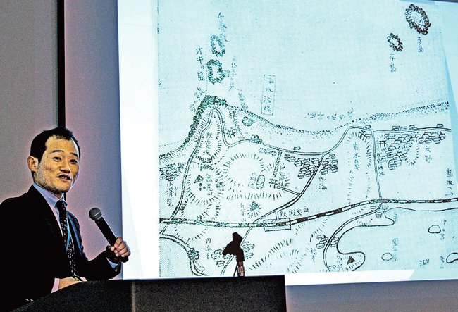 白兎海水浴場近くに設けられた臨時駅について説く横山展宏学芸員＝鳥取市上町、やまびこ館