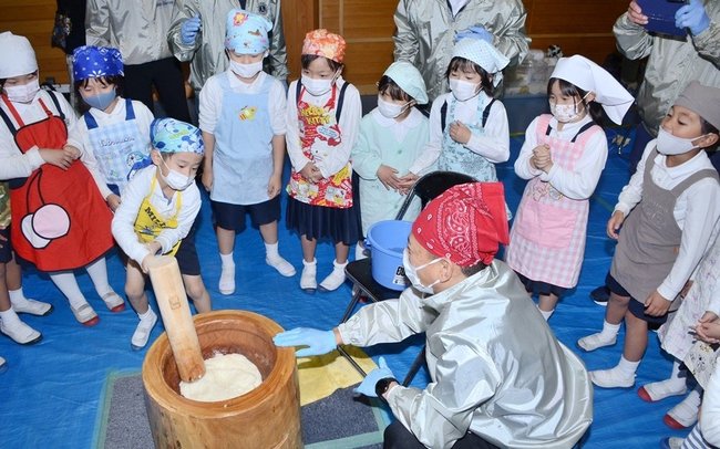 きねを振り下ろして餅をつく児童＝浜田市下府町、国府小学校