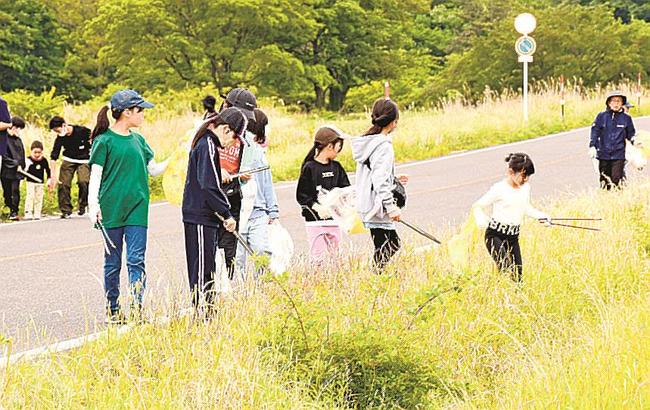 ごみを拾う子どもたち＝大田市三瓶町