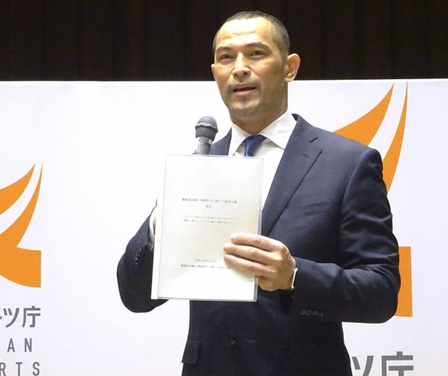 有識者会議から部活動の地域移行に関する提言を受け取ったスポーツ庁の室伏広治長官＝６日、文部科学省