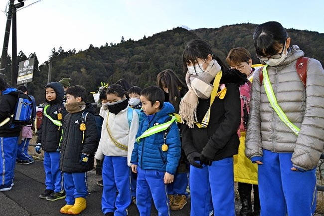 見守り活動中に事故で亡くなった三原董充さんの冥福を祈り、黙とうする豊川小学校の児童たち=益田市久々茂町