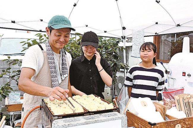 娘と一緒にたこ焼きを作る「無添加たこ焼き　こはく」の西村勇さん（左）＝島根県隠岐の島町東町、島料理さんなな