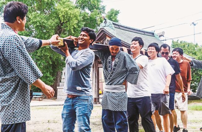 天神神輿連のメンバーとともに練習する参加者＝松江市天神町、白潟天満宮