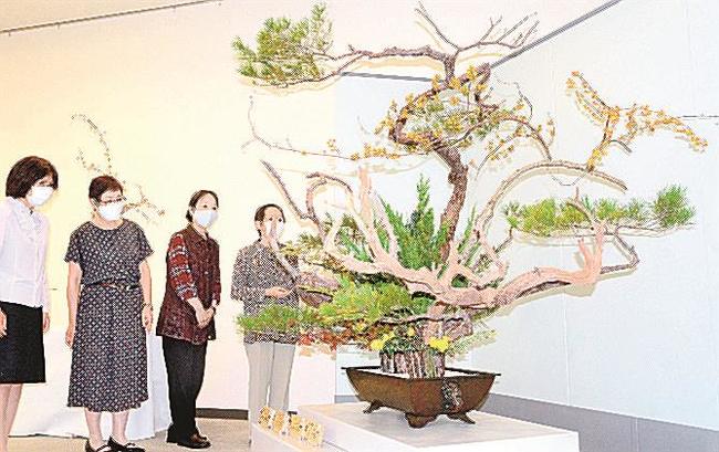 日吉親雄支部長の大作「砂物」を眺める来場者＝松江市殿町、県民会館