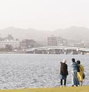 黄砂でもやがかかった松江市内＝１２日午後５時２９分