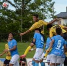 後半、ＦＣ神楽しまねのＦＷ谷尾昂也（中央）が３試合連続得点となるヘディングシュートを決める＝松江市営陸上競技場 