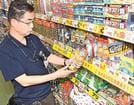 「カメムシにも効果あり！」の宣伝広告とともに並ぶカメムシ対策商品＝出雲市塩冶町、ジュンテンドー出雲南店