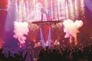 火花が燃える中、エネルギー全開で演奏するＳａｕｃｙ　Ｄｏｇの３人＝東京・日本武道館（撮影・白石達也）