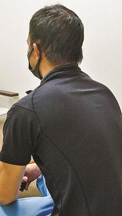 新型コロナウイルスに感染した時の状況を振り返る男性=松江市内