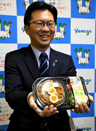 完成した「フレ飯弁当」を紹介する伊木隆司市長＝米子市加茂町１丁目、市役所