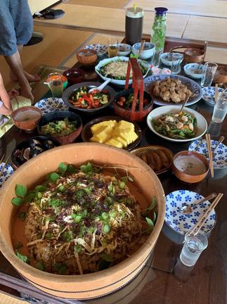 知人が開いた持ち寄り形式の食事会の食卓に並ぶ料理＝２０１９年、出雲市内