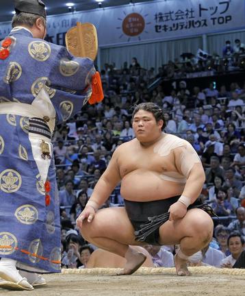 大相撲名古屋場所１３日目、錦木を破り、勝ち名乗りを受ける伯桜鵬＝２１日、ドルフィンズアリーナ