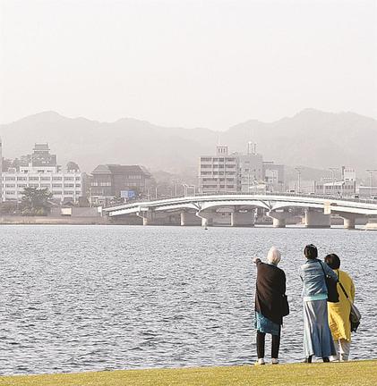 黄砂でもやがかかった松江市内＝１２日午後５時２９分