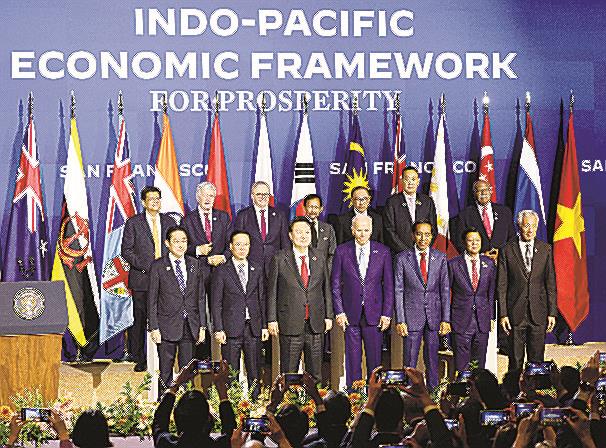 「インド太平洋経済枠組み」の首脳会合で記念写真に納まる岸田首相（前列左端）ら＝１６日、米サンフランシスコ（代表撮影・共同）