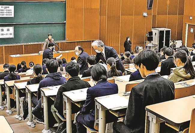 国語の試験開始を待つ受験生＝松江市西川津町、島根大