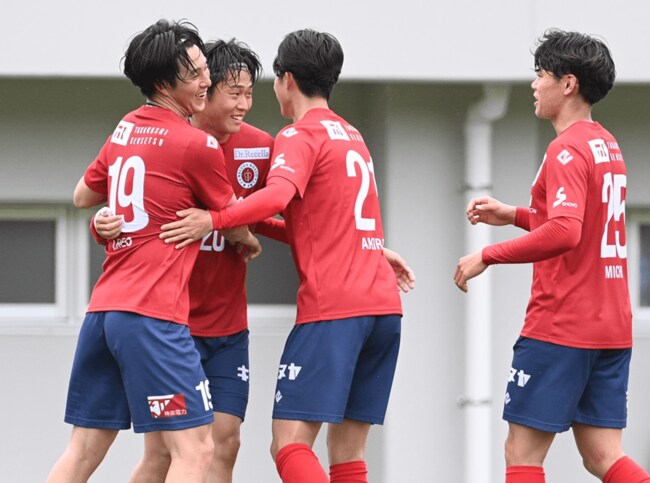【決勝・ベルガロッソいわみーＳＣ松江】前半、先制点を挙げた伊能玲生(左)に駆け寄るベルガロッソいわみの選手＝益田市、県立サッカー場