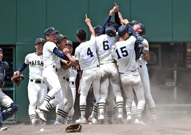 夏の甲子園出場を決め、喜ぶ大社ナイン＝出雲市大社町北荒木、島根県立浜山公園野球場