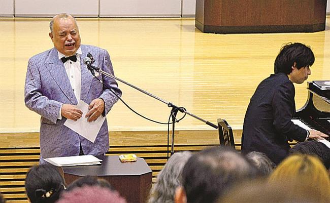 熱唱する新垣勉さん＝鳥取県日吉津村日吉津、ヴィレステ日吉津