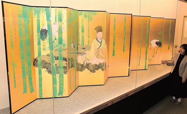 展示する作品を説明する五味朋子学芸員＝出雲市平田町、平田本陣記念館