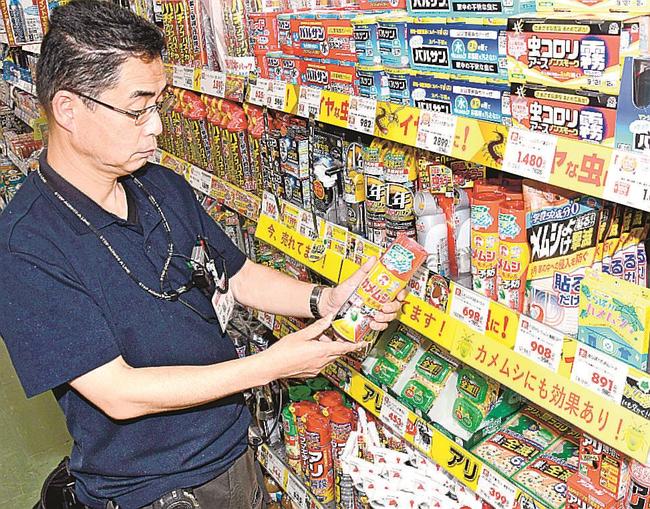 「カメムシにも効果あり！」の宣伝広告とともに並ぶカメムシ対策商品＝出雲市塩冶町、ジュンテンドー出雲南店