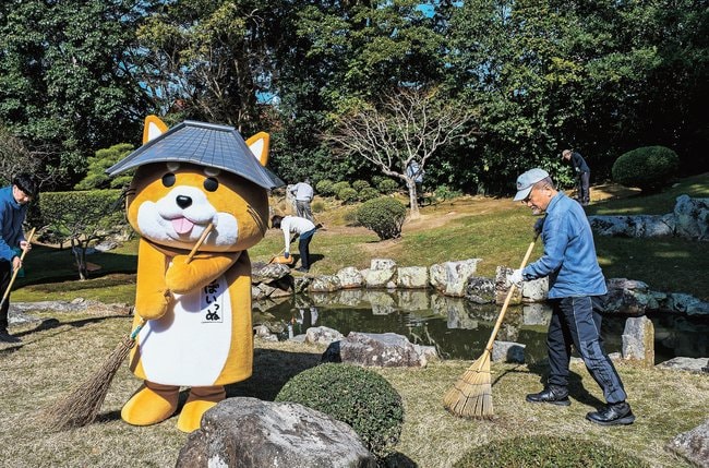 雪舟の庭を愛でる会のメンバーとともに庭を掃除するしばいっぬ＝益田市東町、万福寺