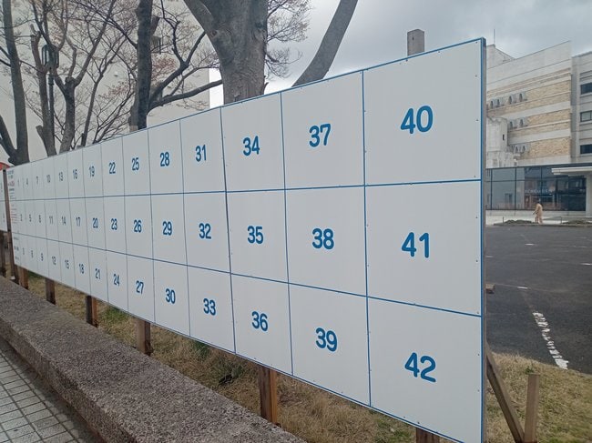 ４２枠が準備された松江市議選のポスター掲示板＝２日午後、松江市殿町