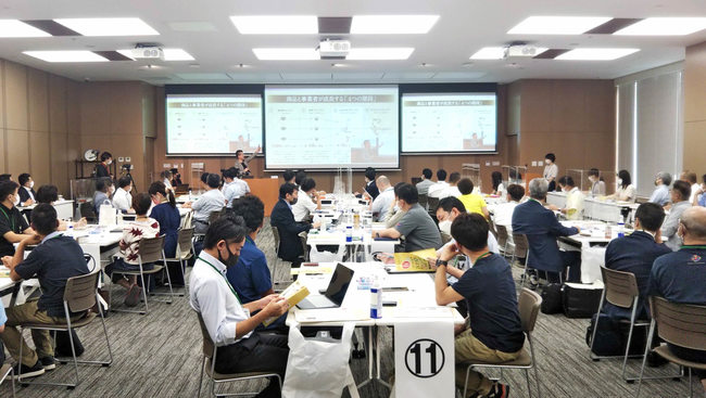 「にっぽんの宝物プロジェクト」体験セミナーでヒット商品開発の可能性を探る参加者＝松江市朝日町、島根銀行