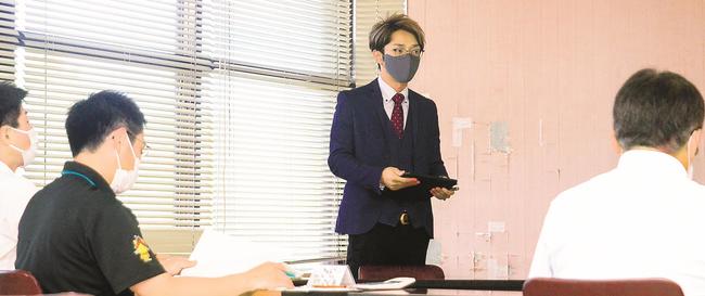 婚礼を通じた集客事業案を発表する宮脇洸太さん＝大田市大田町、市役所