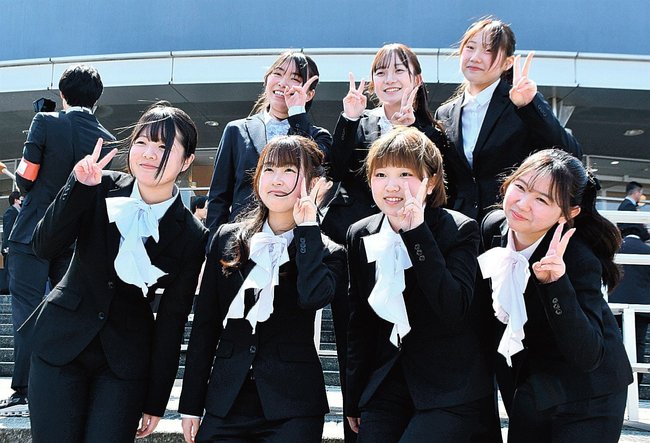 入学の記念写真に納まる新入生=浜田市野原町、島根県立大浜田キャンパス