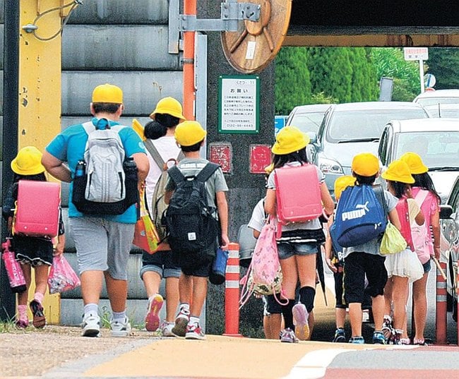 登校する小学生（資料、本文とは関係ありません）