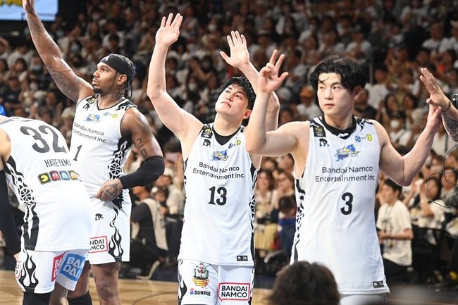準々決勝で敗退し、悔しさをにじませる島根の選手たち＝沖縄県沖縄市、沖縄サントリーアリーナ（撮影・小豆沢颯太）