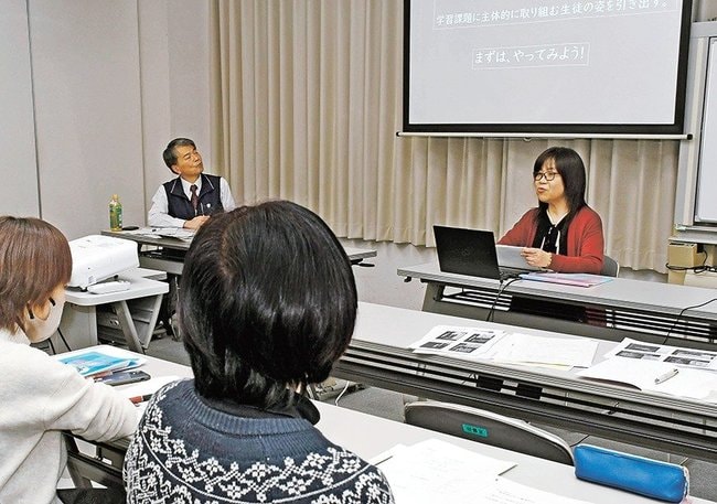 ＮＩＥ実践の成果を報告する小川和佳子教諭（右）＝大田市大田町、あすてらす