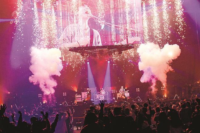 火花が燃える中、エネルギー全開で演奏するＳａｕｃｙ　Ｄｏｇの３人＝東京・日本武道館（撮影・白石達也）