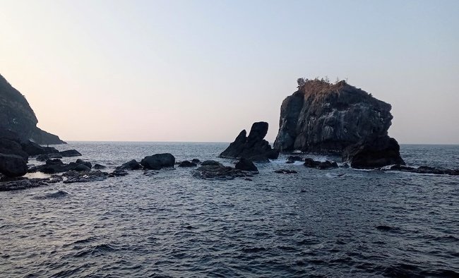 松江市鹿島町にある宍道島（右）＝第４回講座関連